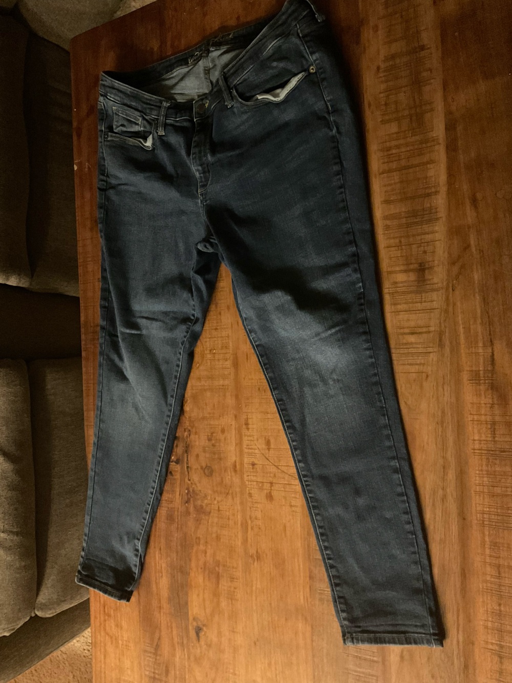 Universal Thread Women’s 18 Short Medium Wash Denim Jeans